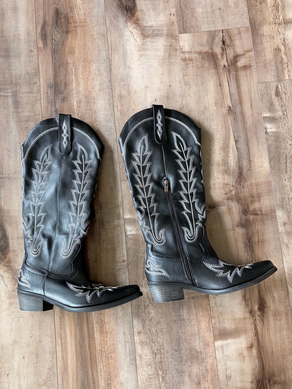 Women’s black country boots new. Size 8.5